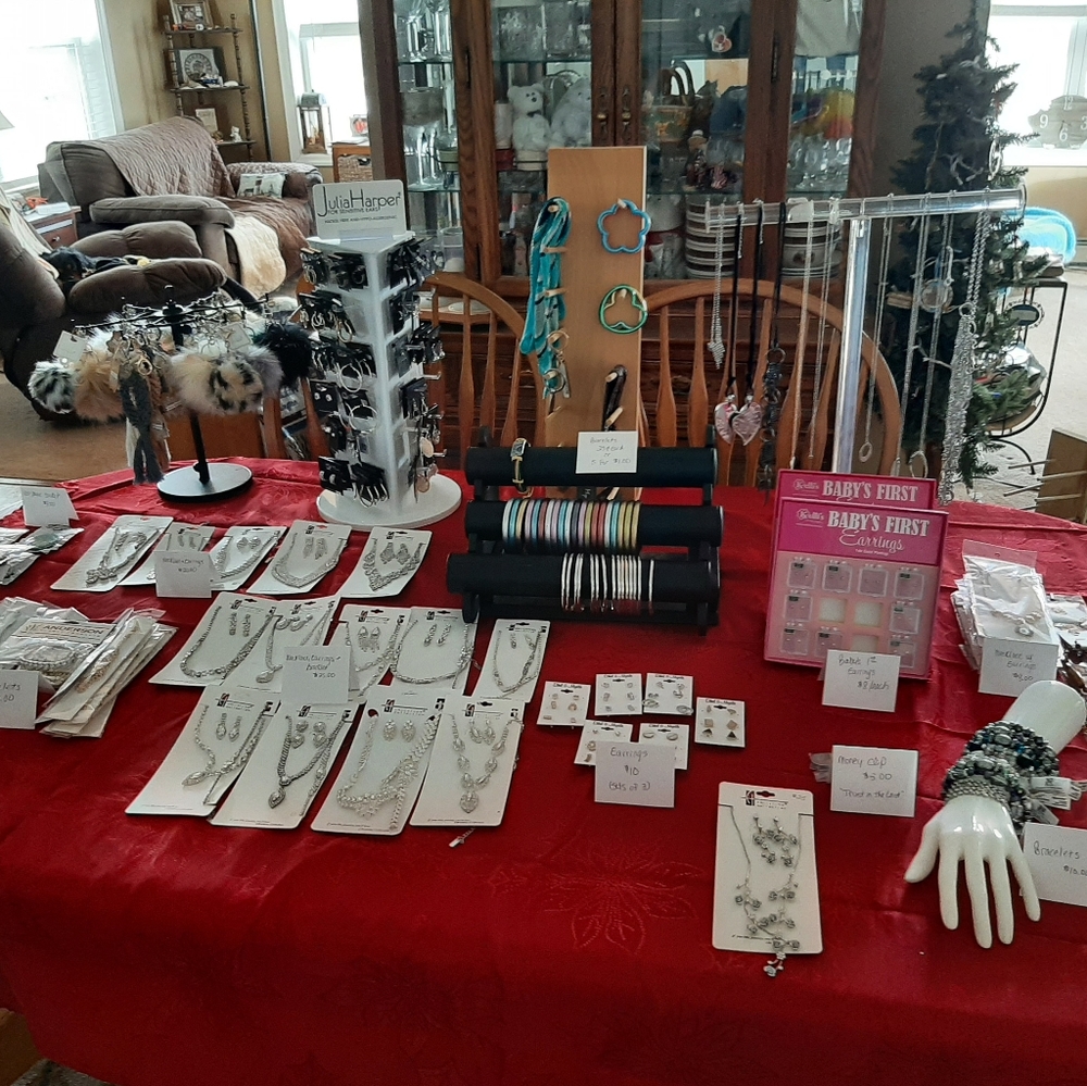Brand new lot of fashion jewelry.